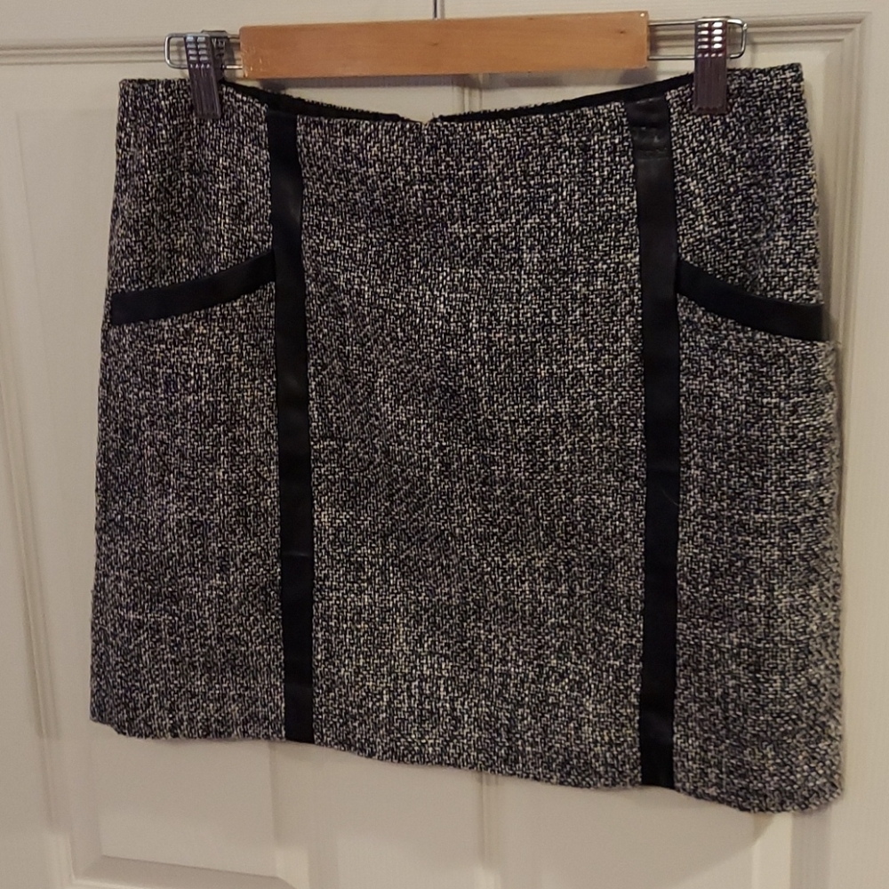 Banana Republic Black Gray Faux Leather Trim Tweed Skirt Size 8